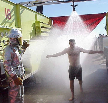 Descontaminação com água do caminhão de bombeiros
