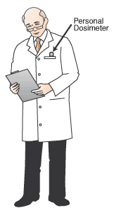Médico usando dosímetro pessoal